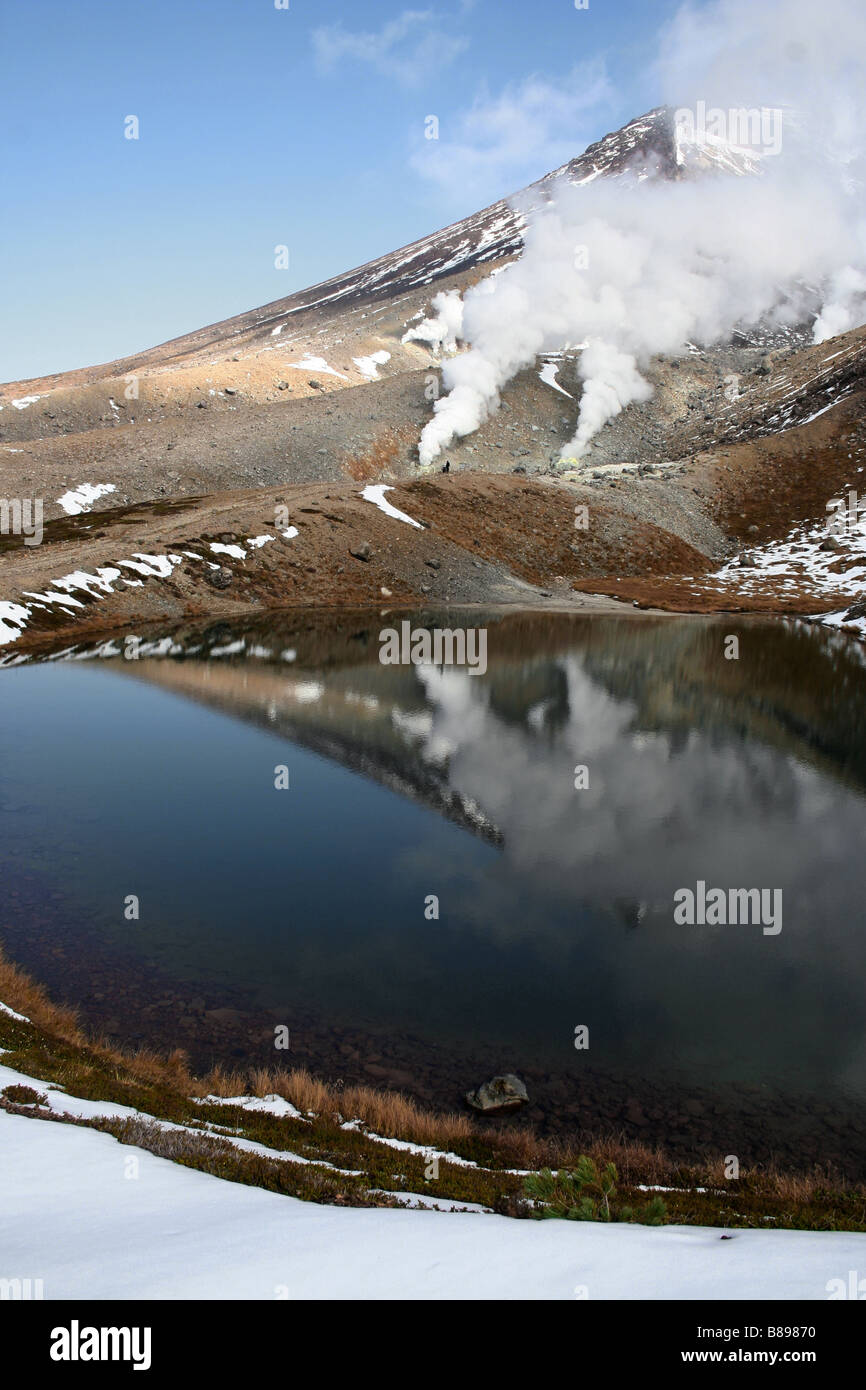 Sugatami-Teich, Asahidake/Mt. Asahi, Daisetsuzan-Nationalpark, Hokkaido, Japan, Herbst/Winter Stockfoto