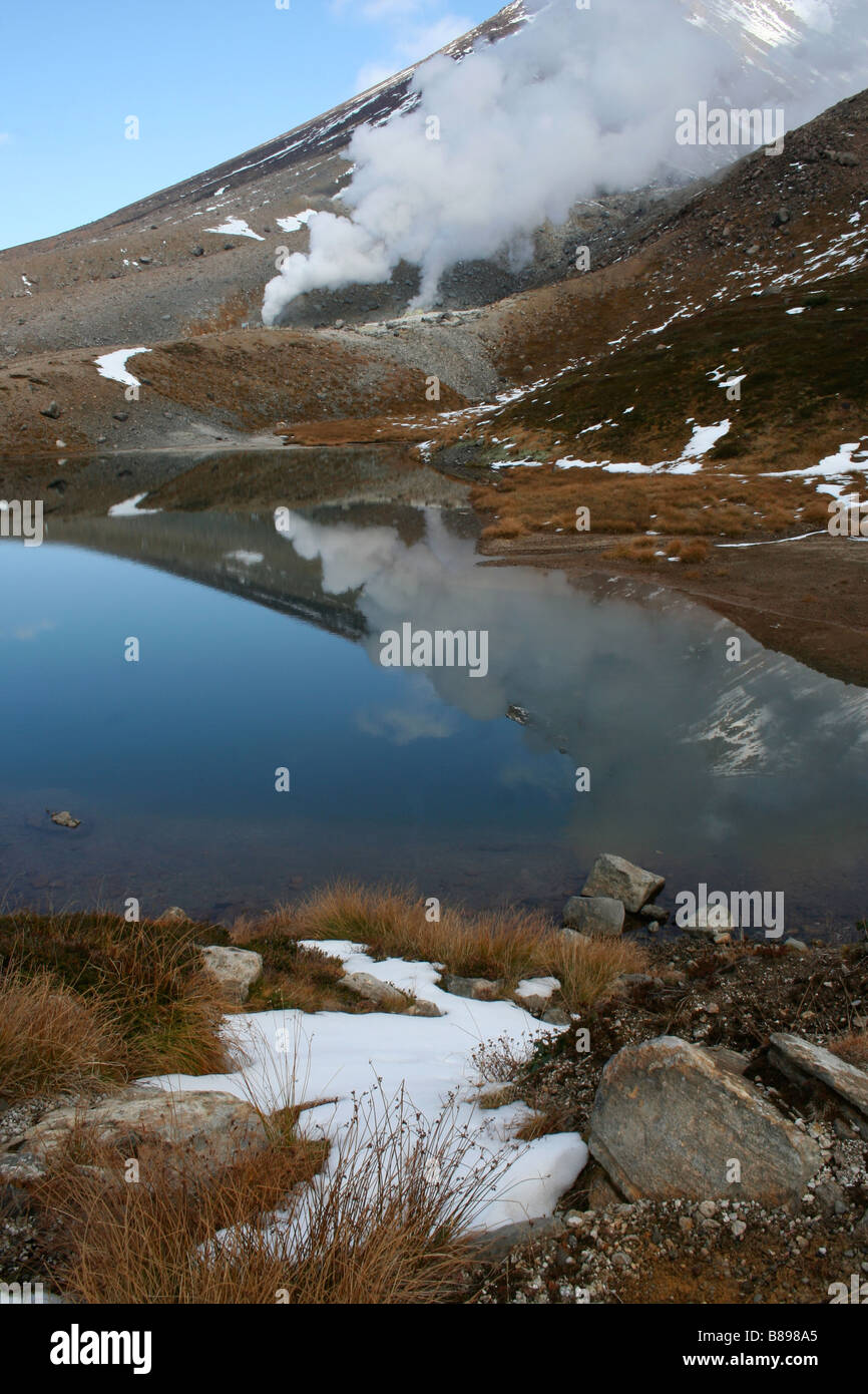 Blick auf Sugatami Teich unter dampfenden Fumarolen, Asahidake / Mt Asahi, Daisetsuzan Nationalpark, Hokkaido, Japan Stockfoto