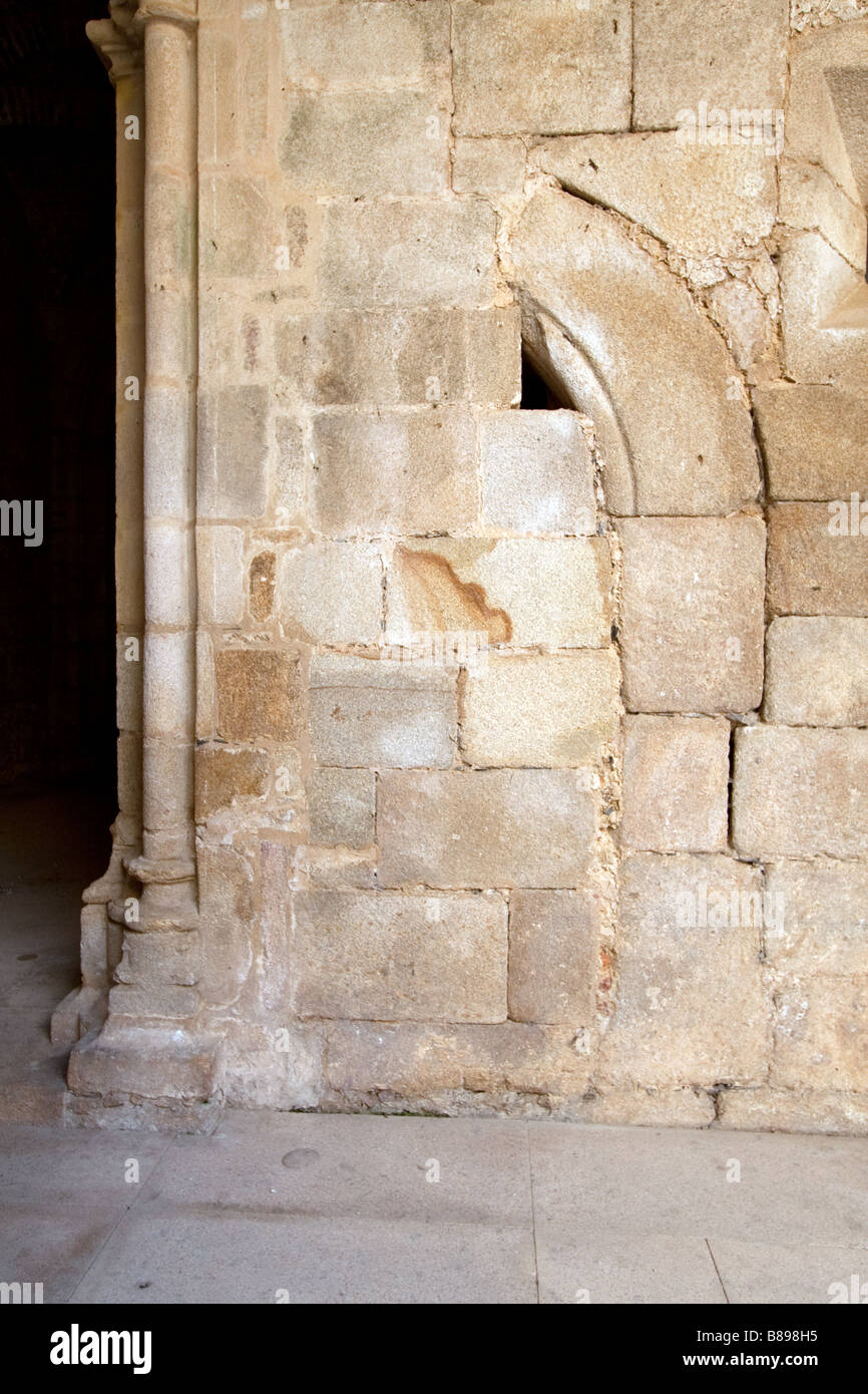 Ummauerten Tür. Zeugnis von früheren Konstruktionen und Versionen von das Burgareal in Flor da Rosa Kloster, Portugal. Stockfoto