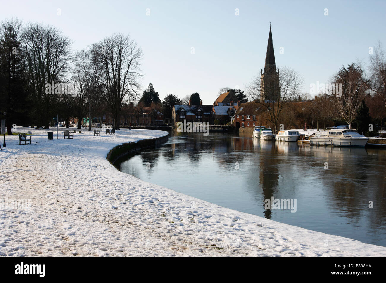 Themse bei Abingdon, Schnee bedeckten Ufer und 'St Helens' Kirche Spire, Oxfordshire, England, Vereinigtes Königreich, Winter-Szene Stockfoto