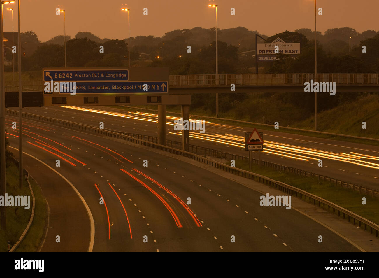 Verkehr in der Abenddämmerung auf der Autobahn M6 in Lancashire, Vereinigtes Königreich Stockfoto