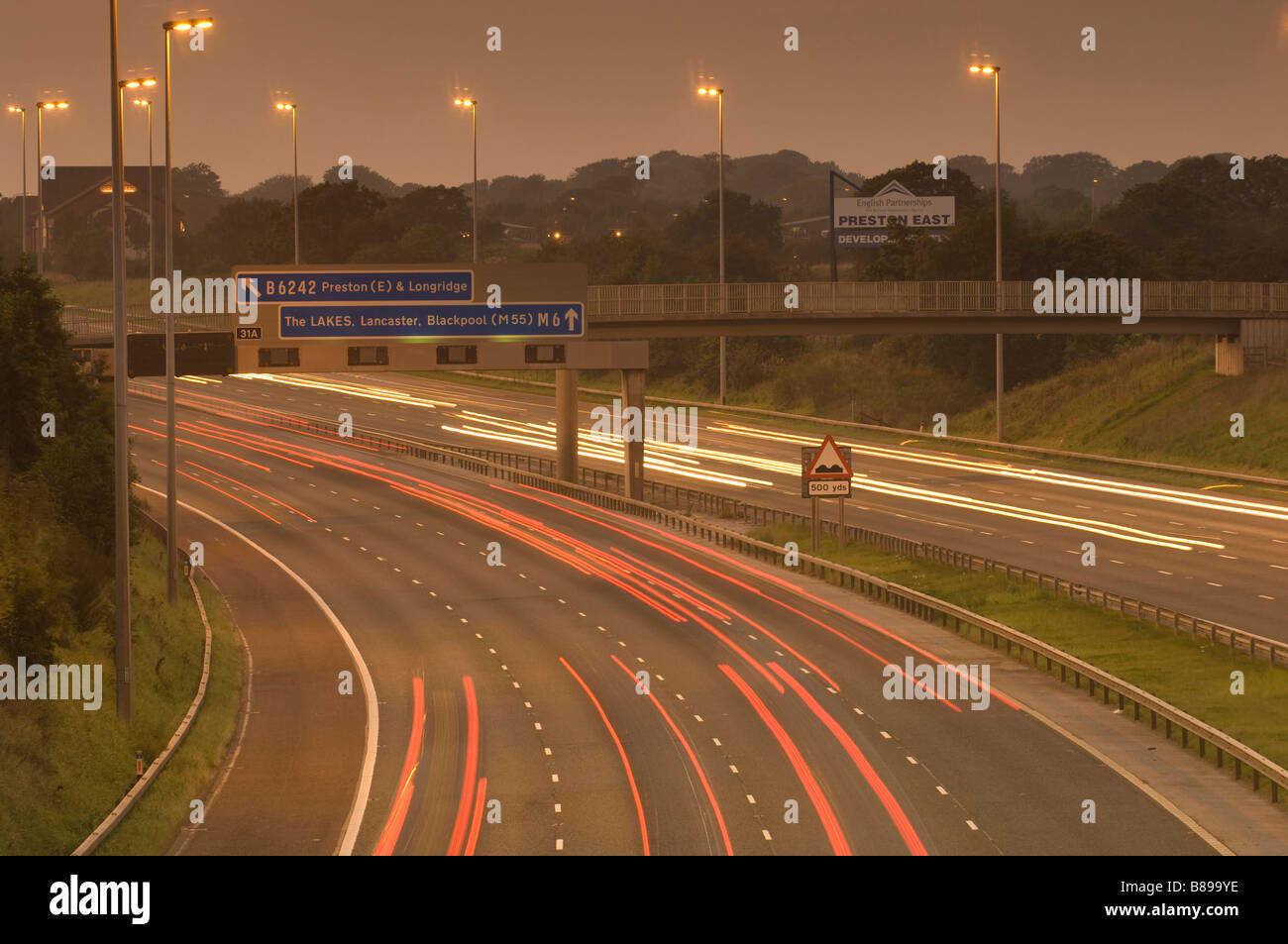 Verkehr in der Abenddämmerung auf der Autobahn M6 in Lancashire, Vereinigtes Königreich Stockfoto