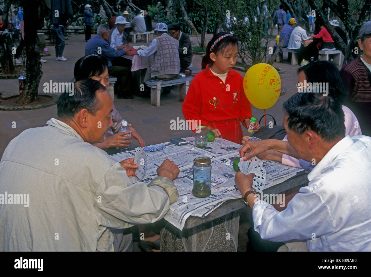 Chinesen, Kartenspieler, Spielkarten, Kartenspiel, Green Lake Park, Cuihu Gongyuan Park, Kunming, Yunnan Province, China Stockfoto