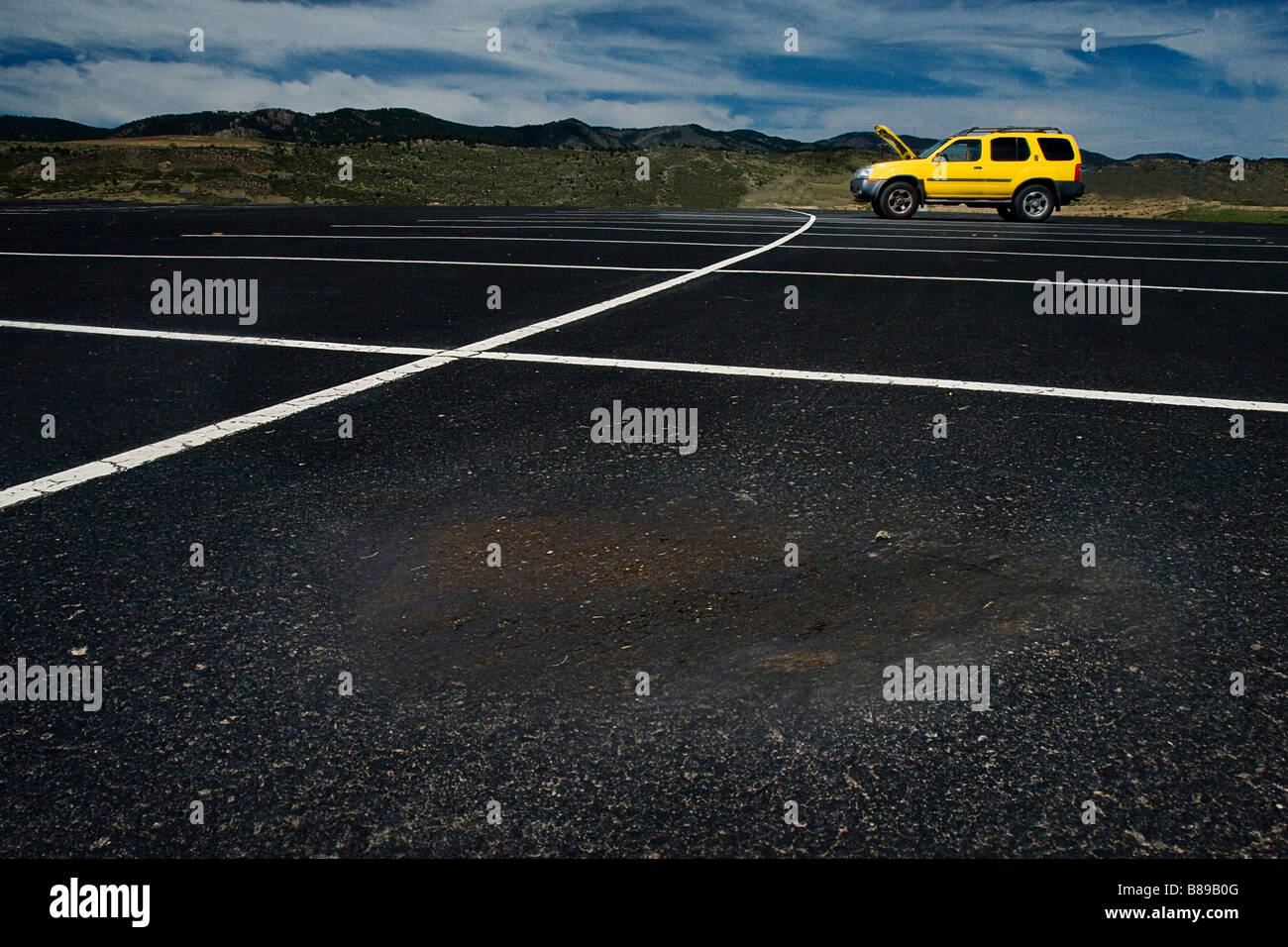 Eine Ölpest von einem Fahrzeug, das nicht aufrechterhalten wird. Stockfoto