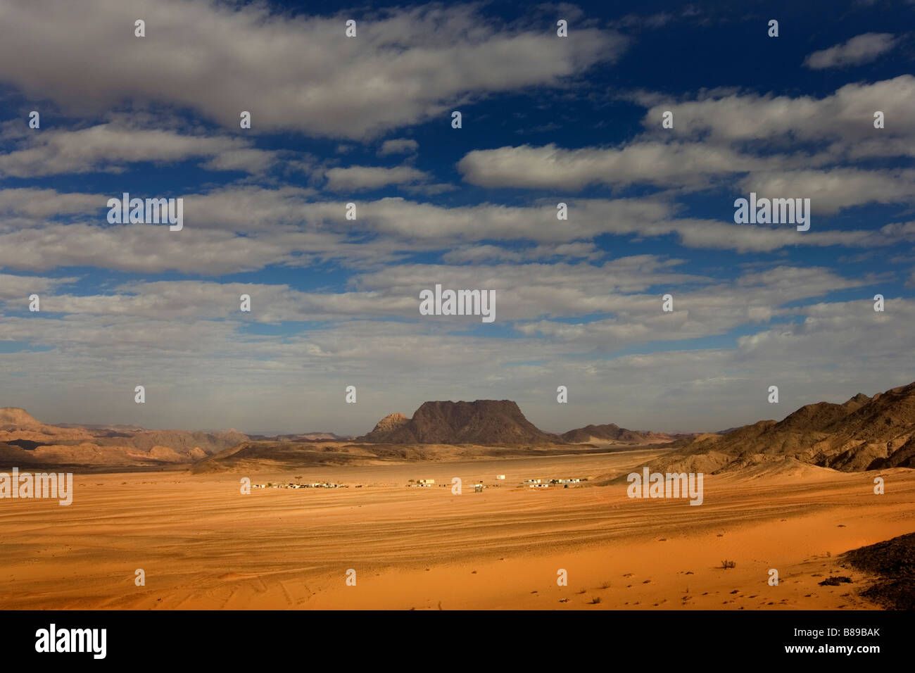 Dorf auf einer Wüstenlandschaft, Dahab, Ägypten Stockfoto