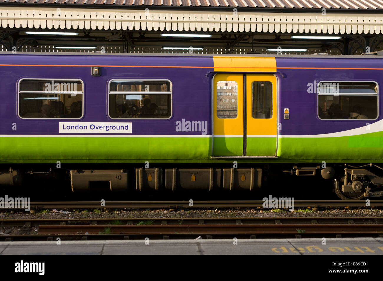 Trainieren Sie auf einer Plattform am Bahnhof Clapham Junction Stockfoto