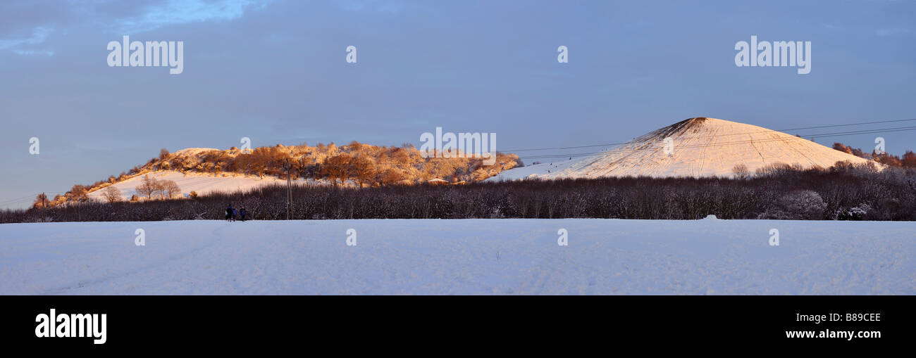 Schnee auf Cam Peak und lange unten Dursley Stockfoto