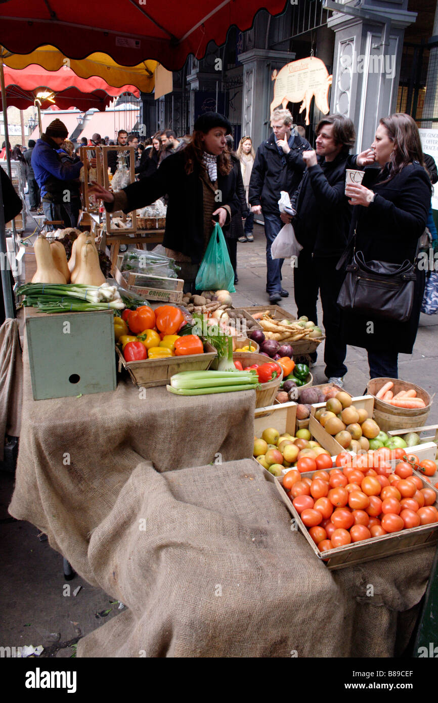 Obst und Gemüse Stand auf dem Borough Market London Februar 2009 Stockfoto