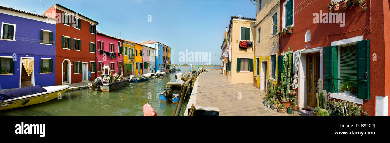 Couorful Häuser durch einen Kanal - Burano Italien Stockfoto