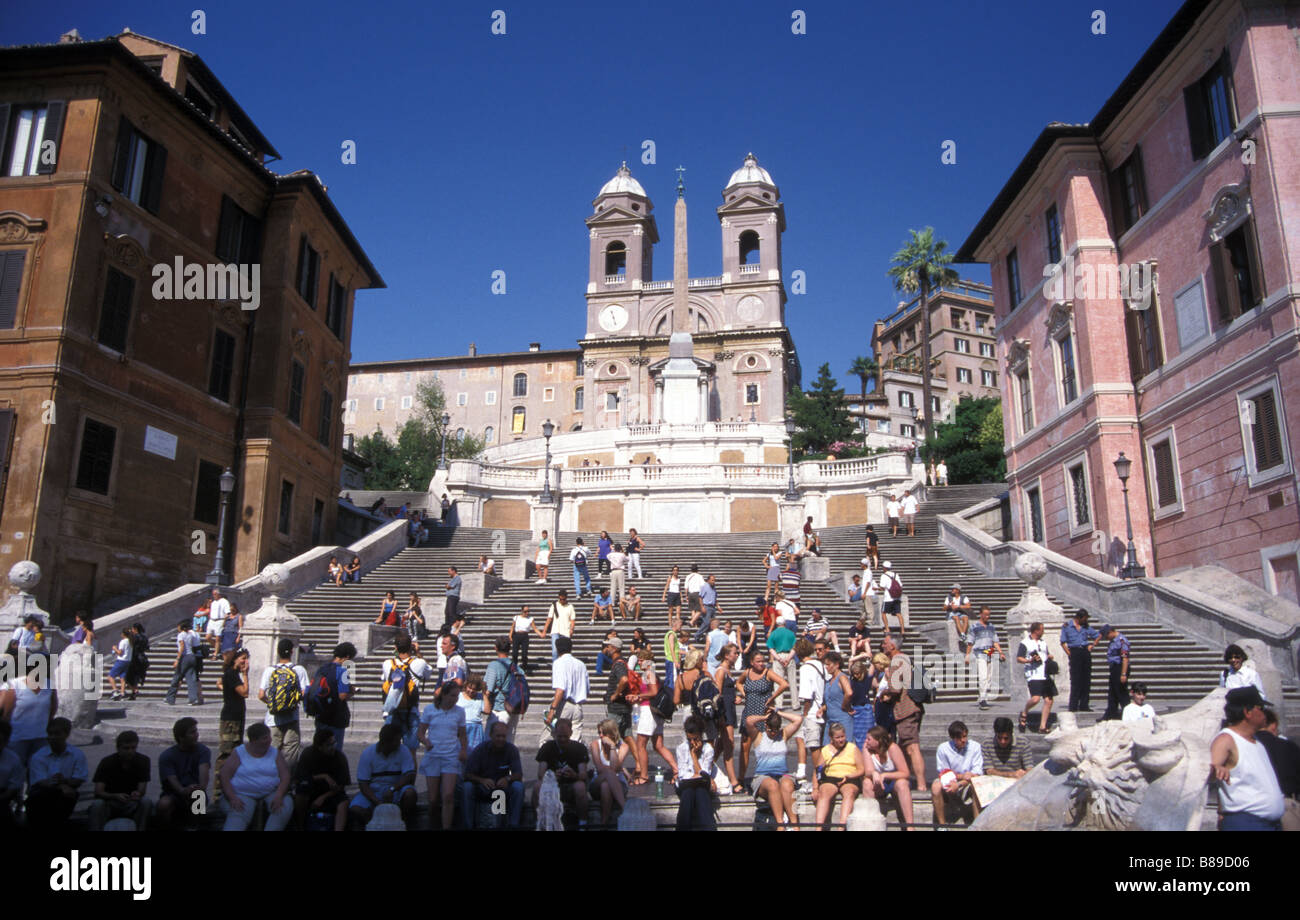 Touristen im Sommer drängen sich Menschenmassen Sightseeing Besucher Kultur Stadt Stadtbild spanische Schritte Rom Roma Italien Italia Stockfoto