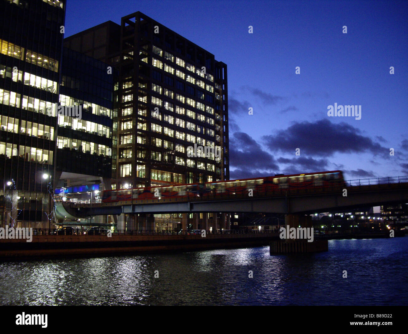 Canary Wharf in der Abenddämmerung Stockfoto