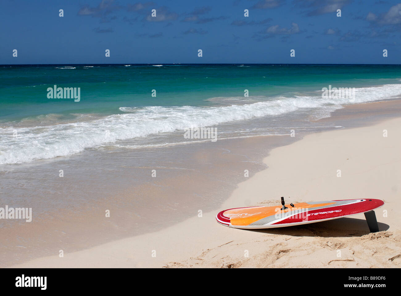 Einen wunderbaren Strand von Barbados mit einem Surfbrett Caribbean Stockfoto