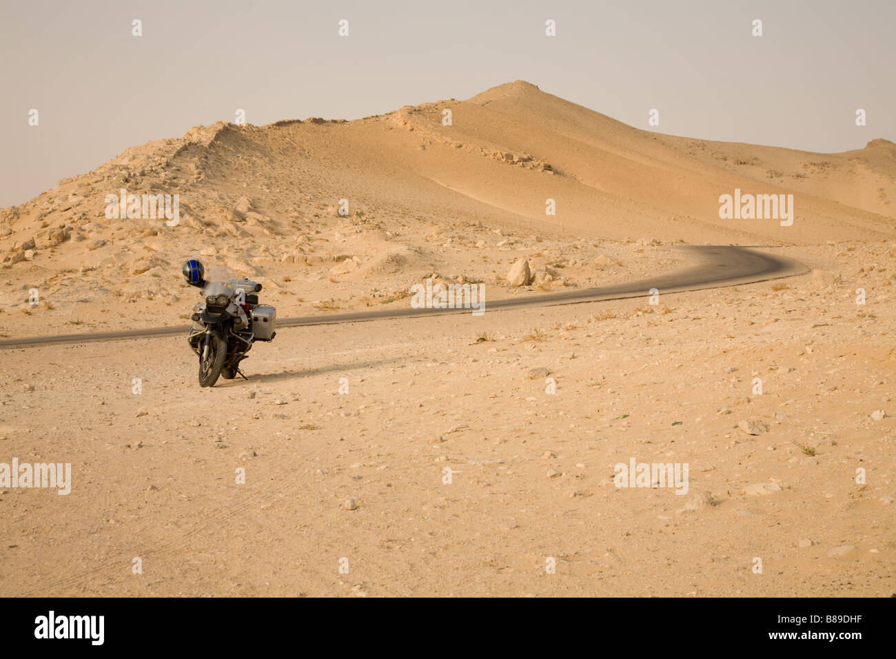 Ein BMW Motorrad in der syrischen Wüste Stockfoto