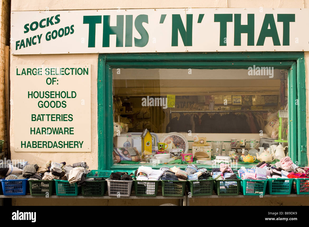 Schaufenster Werbung billige waren zu günstigen Preisen Stockfoto