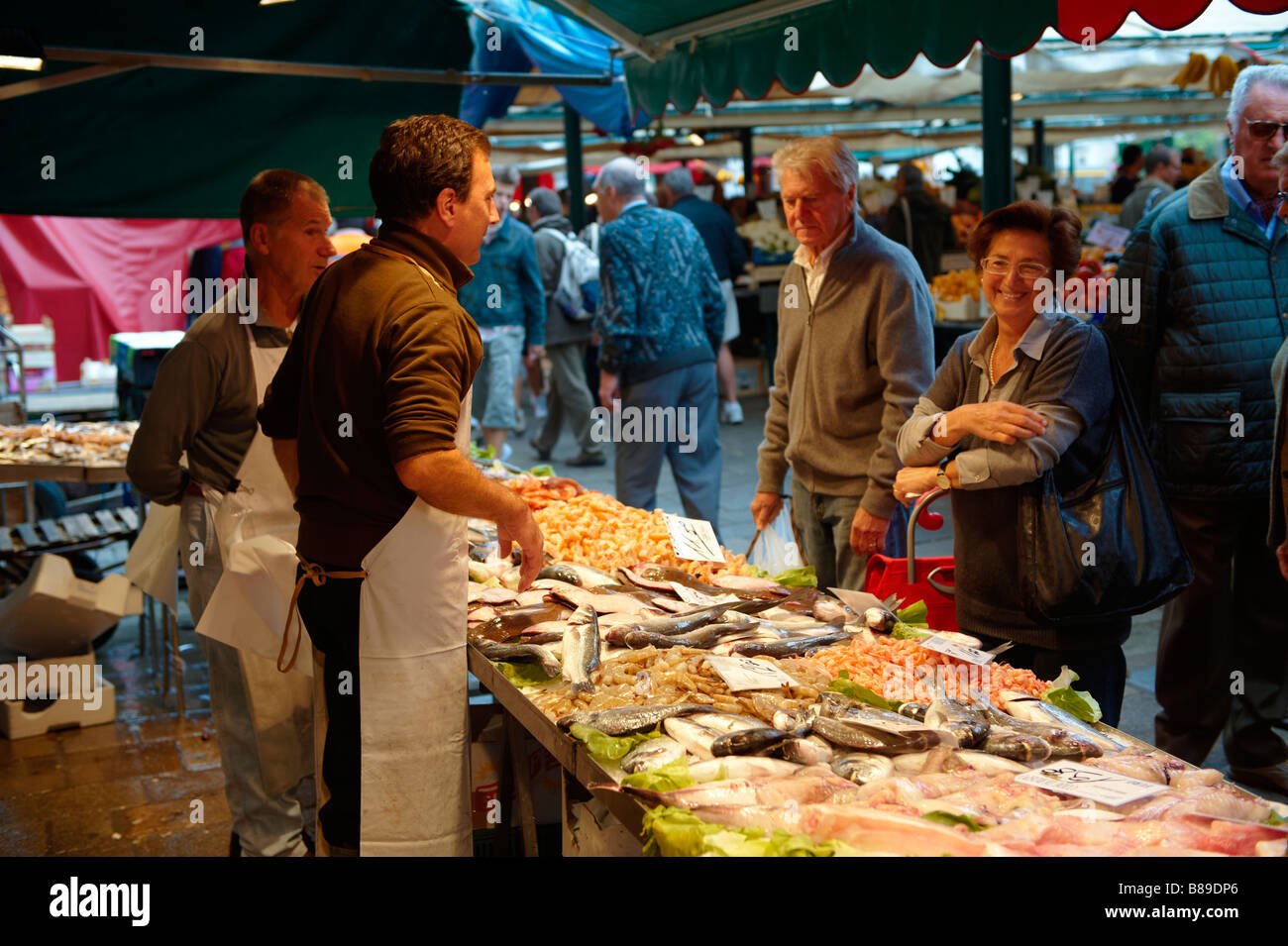 Venezianer Kauf frischer Fisch in der Rialto Markt, Venedig Stockfoto