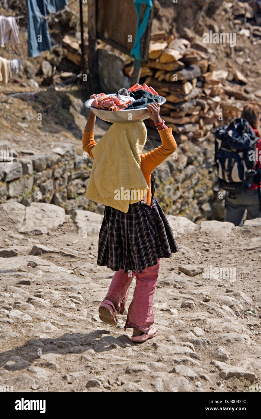 Nepalesische Mädchen tragen Kleider gewaschen auf Kopf in Namche Bazar Dorf in Sagarmatha National Park Khumbu-Region Nepal Stockfoto