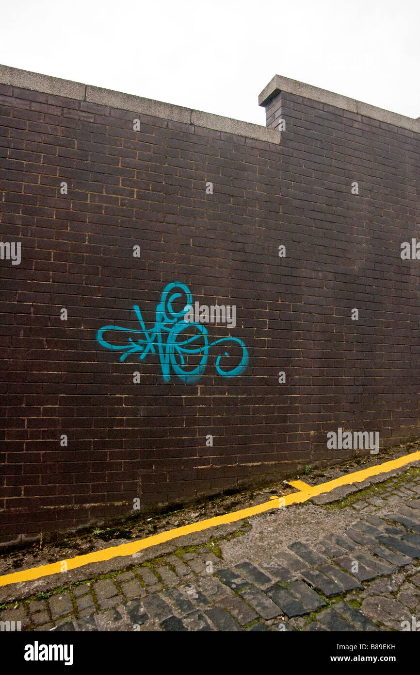 Sprühfarbe Graffiti an der Wand in einer gepflasterten Seitenstraße von Zentrum von Glasgow Stockfoto