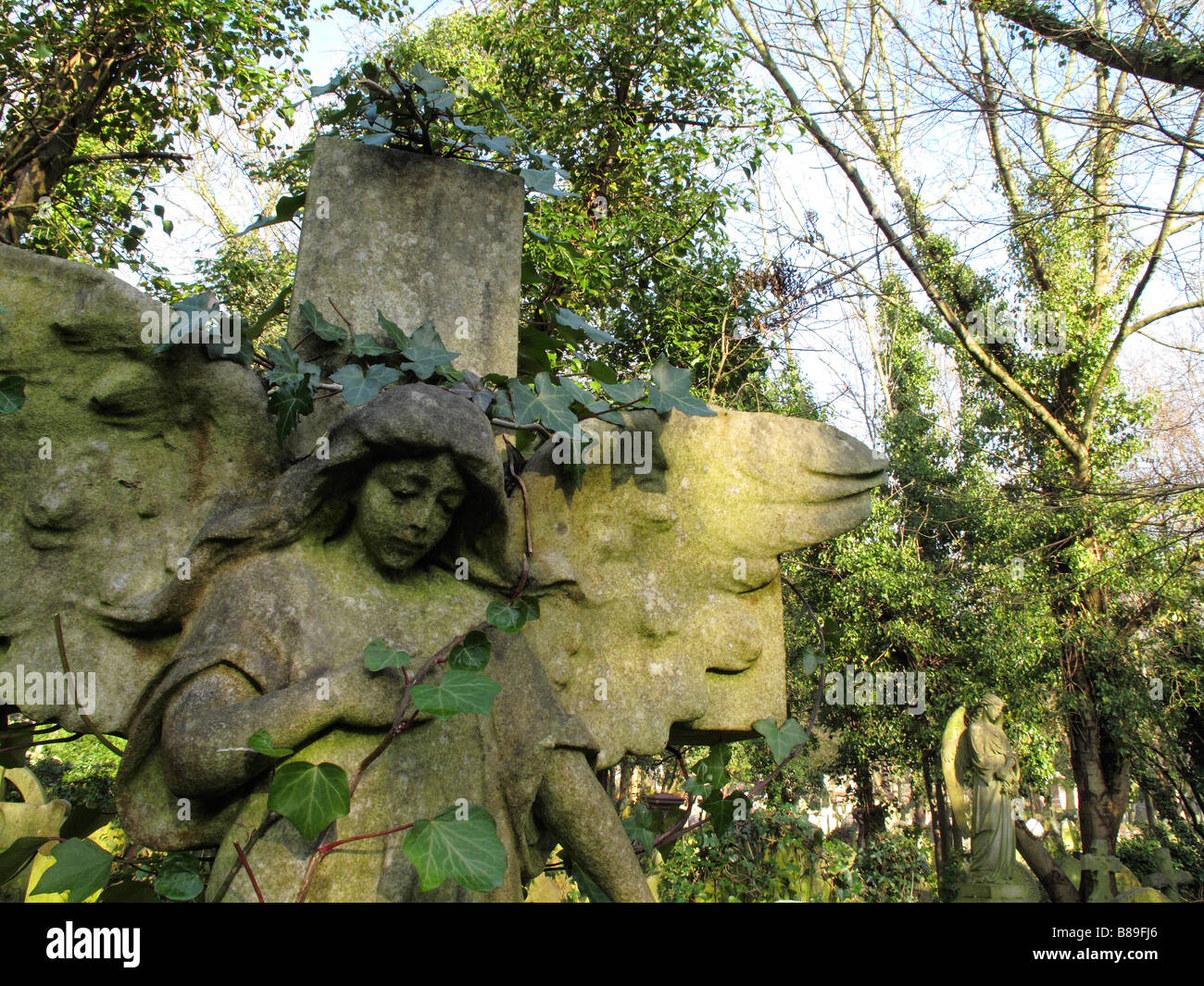 Stone Angel auf dem Highgate cemetery Stockfoto