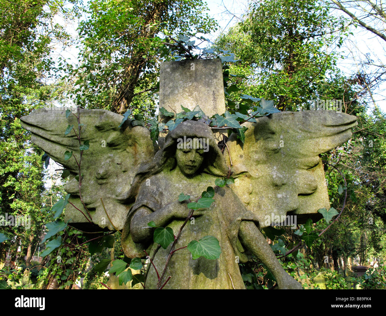 Stone Angel auf dem Highgate cemetery Stockfoto