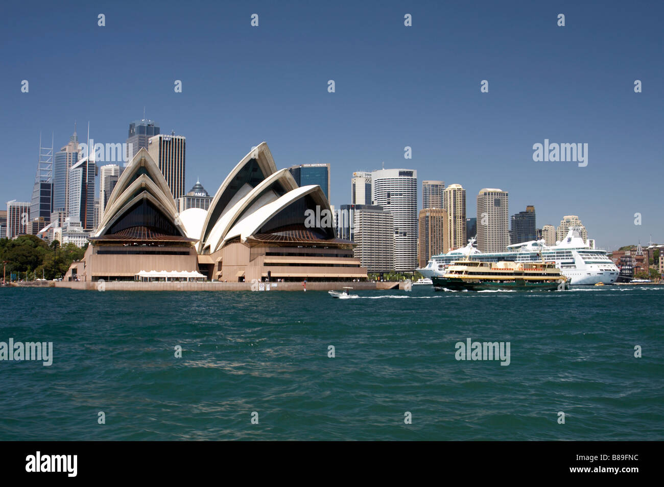 Ansicht des Sydney Opera House und die Stadt mit einer Fähre und Kreuzfahrtschiff in circular quay Stockfoto