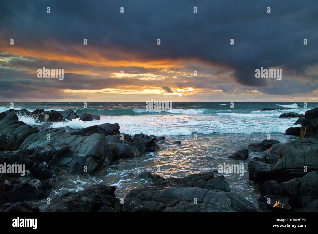 Felsenstrand, Saligo Strand, Insel Islay bei Sonnenuntergang Stockfoto