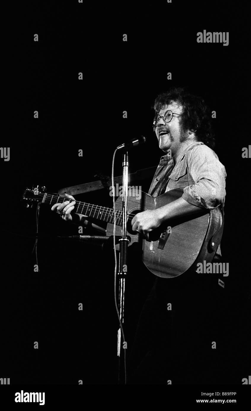 Mike Harding erklingt in der Free Trade Hall, Manchester in den späten 1970er Jahren, als Bestandteil einer Anti Rassismus Konzert. Stockfoto