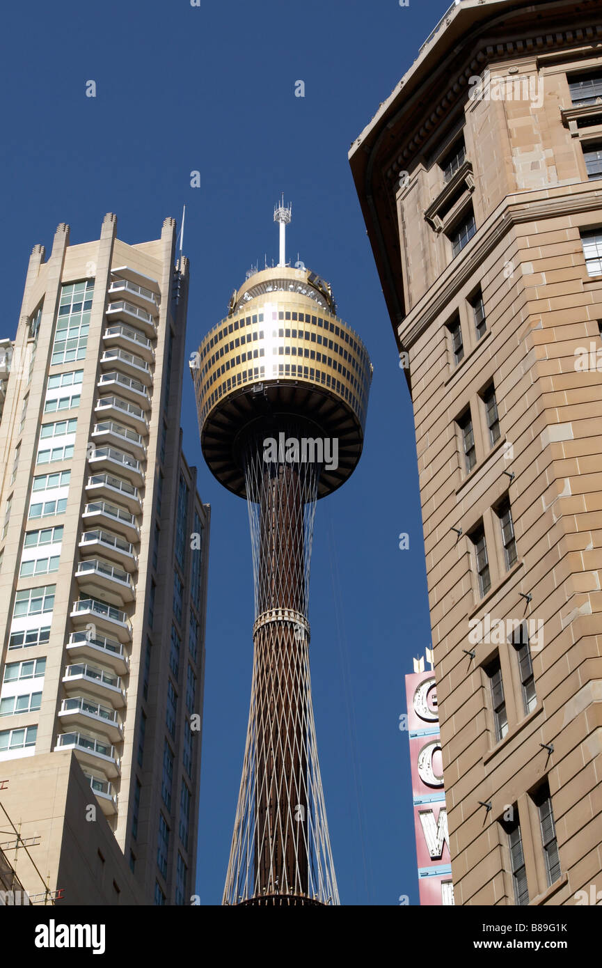 Sydney Tower in der Innenstadt, umgeben von hohen Gebäuden Stockfoto