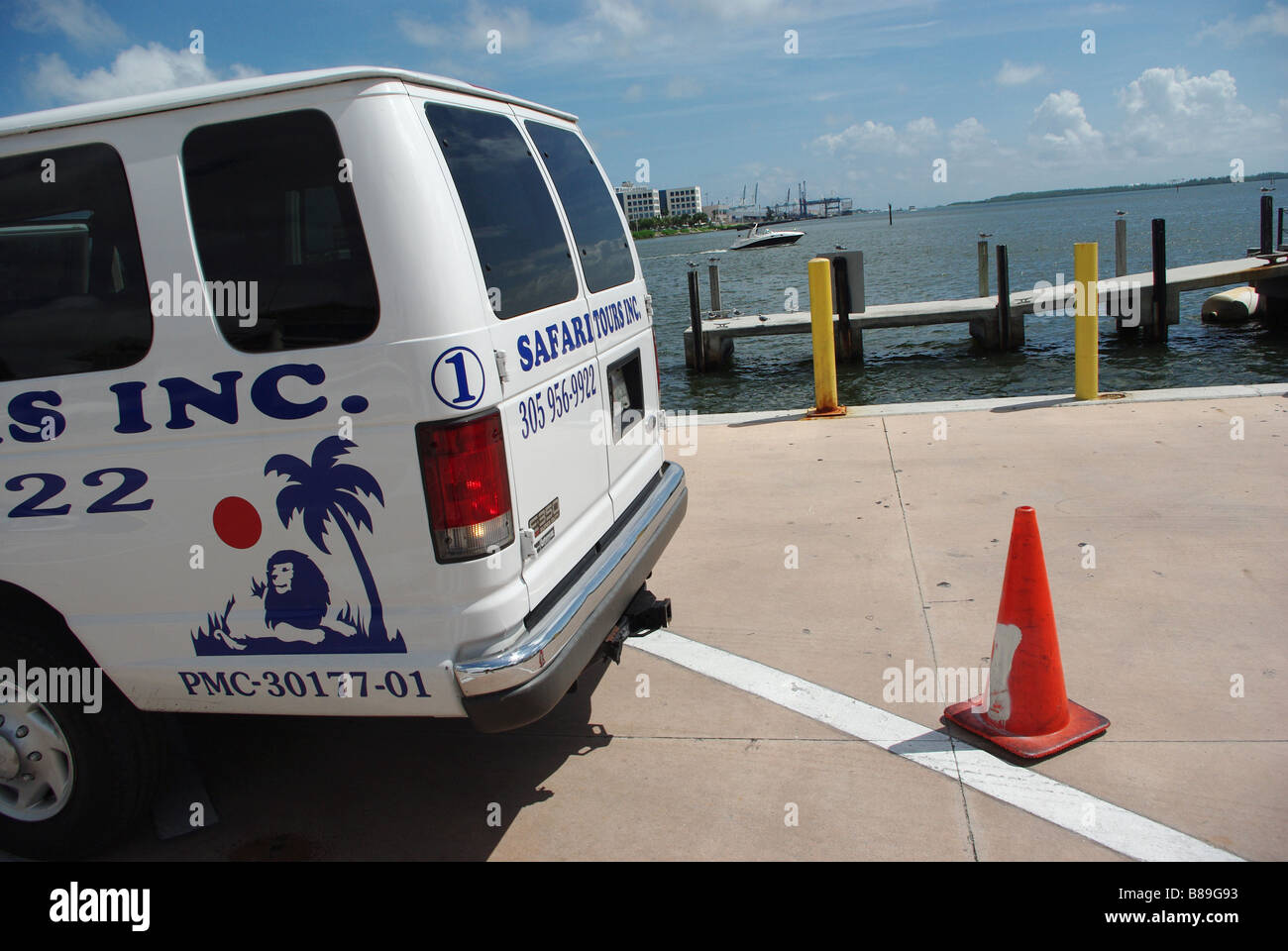 'Safari Tours, Inc.' van auf den Bayfront Park Uhrim in Miami Stockfoto