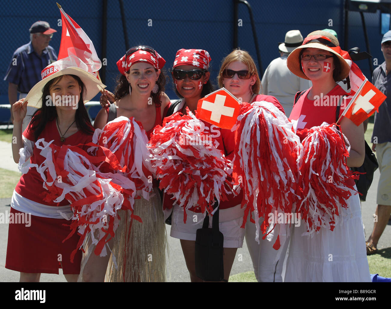 Weibliche Fans von Roger Federer mit Schweizer Flagge bei den Australian Open Stockfoto