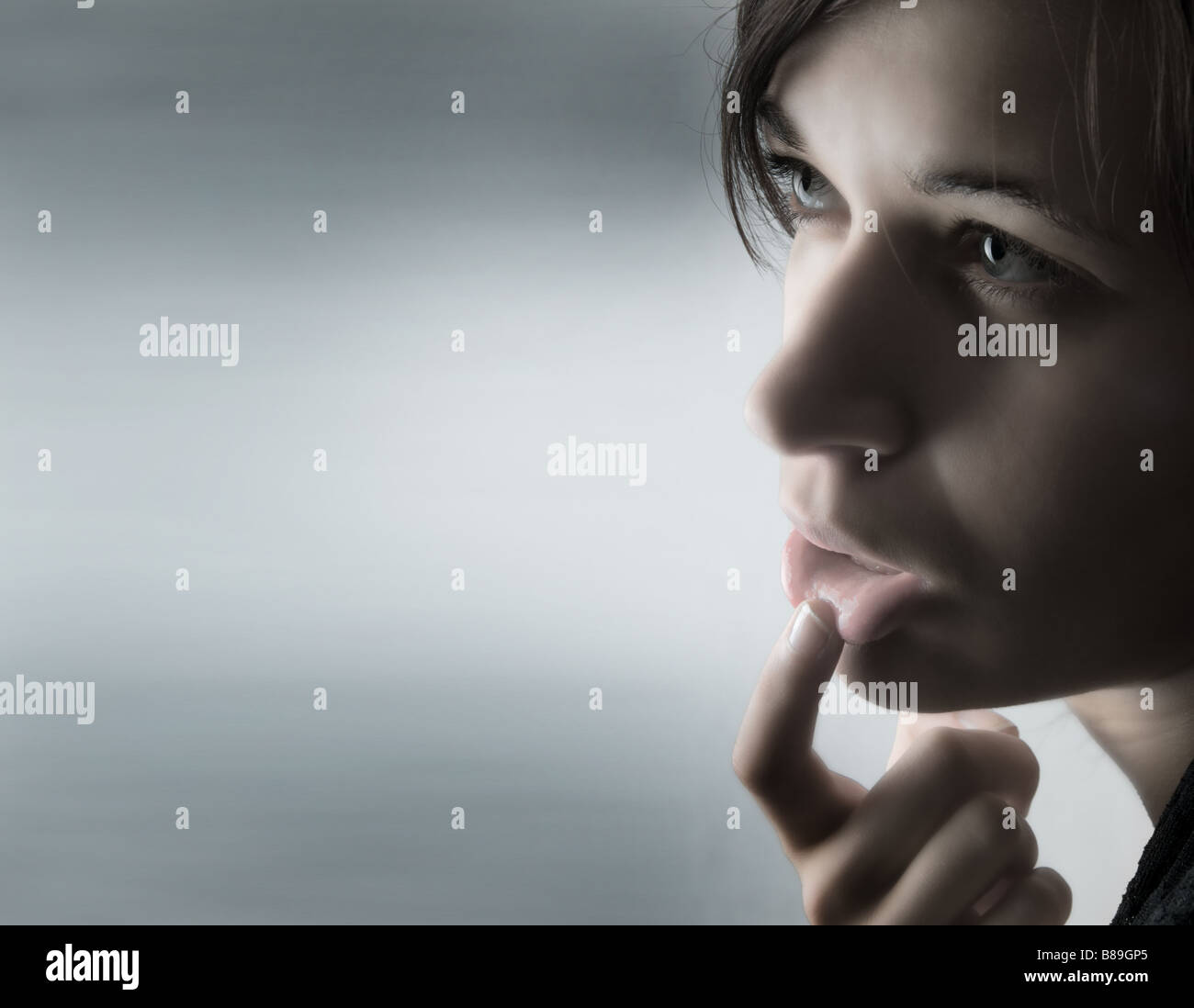 Junge Frau denkt / nachdenklich, Person denkt Stockfoto