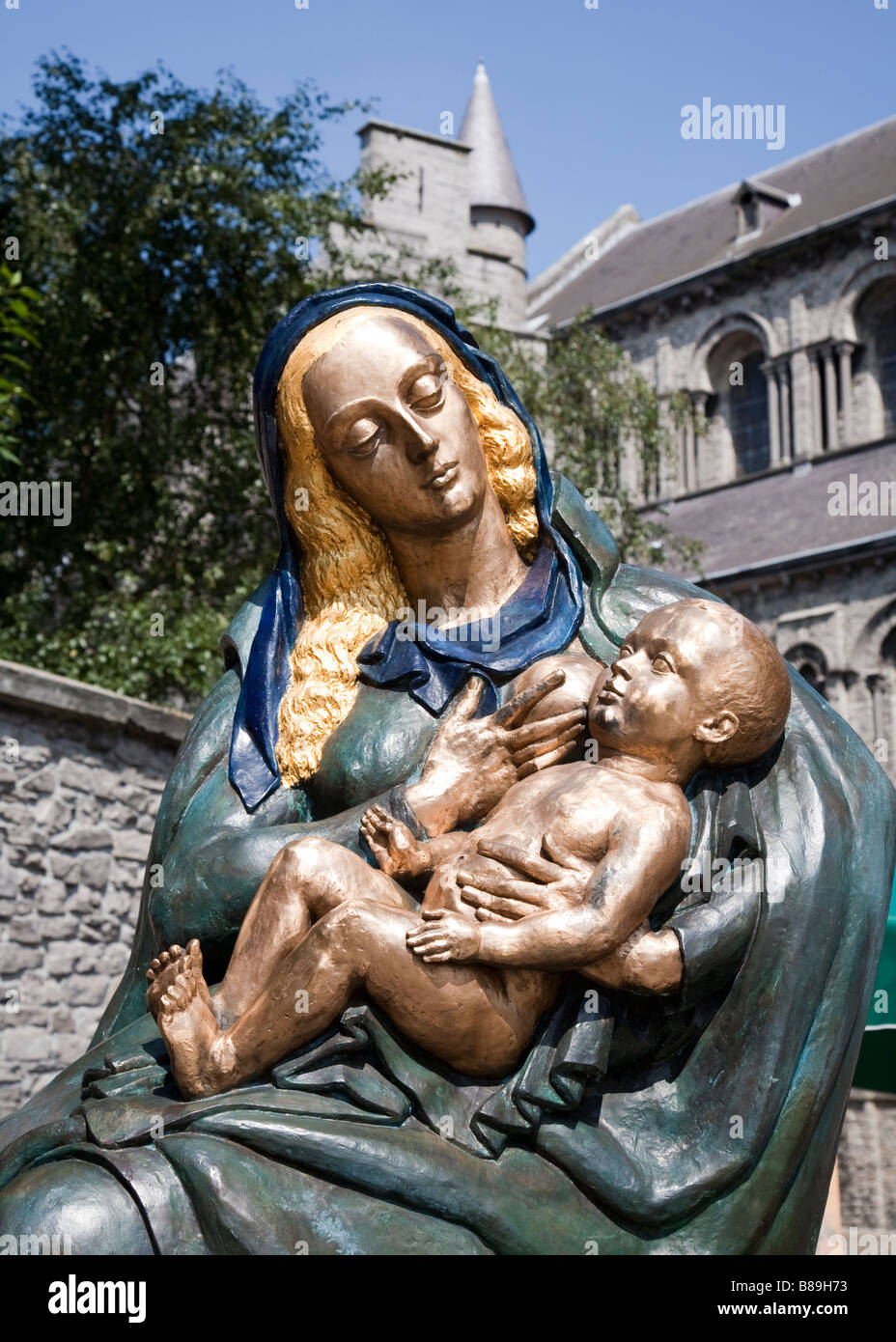 Emaillierte Bronze Statue der Jungfrau Maria mit Jesus Tournai, Belgien Stockfoto