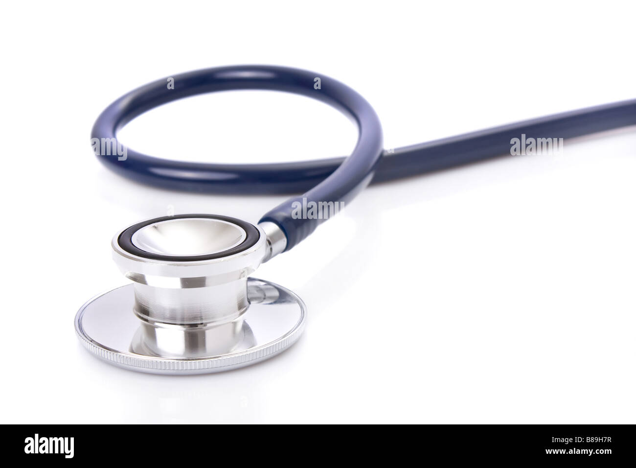 Nahaufnahme von einem professionellen Stethoskop isoliert auf weißem Hintergrund Stockfoto
