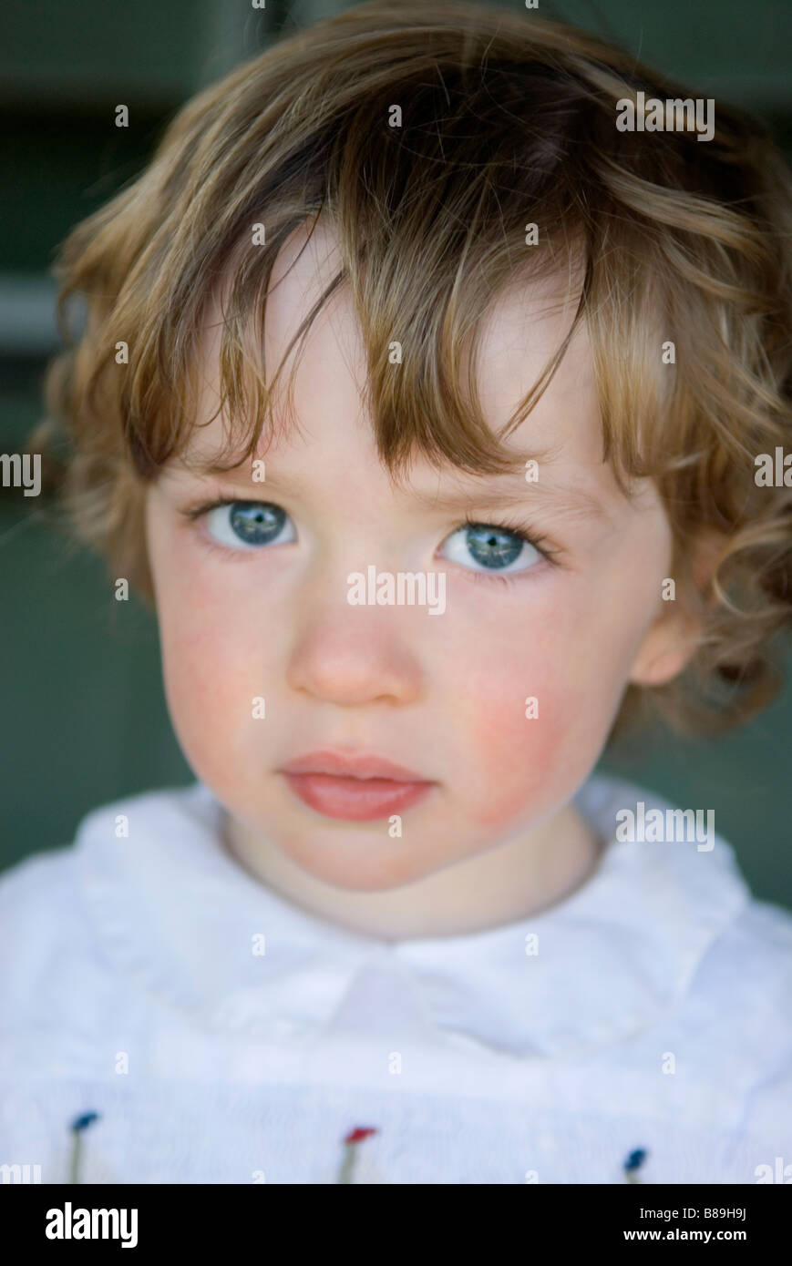Ein junger Mann mit grau-blauen Augen Schluchzen von Kinderkrankheiten Schmerzen Stockfoto