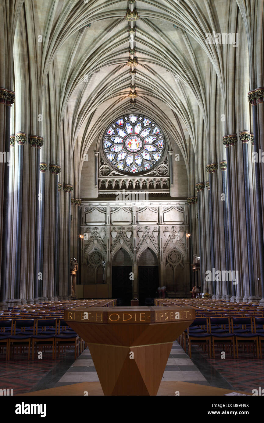 Die gewölbte Decke und Rosette über dem Kirchenschiff im Inneren der Kathedrale von Bristol, Bristol, UK Stockfoto