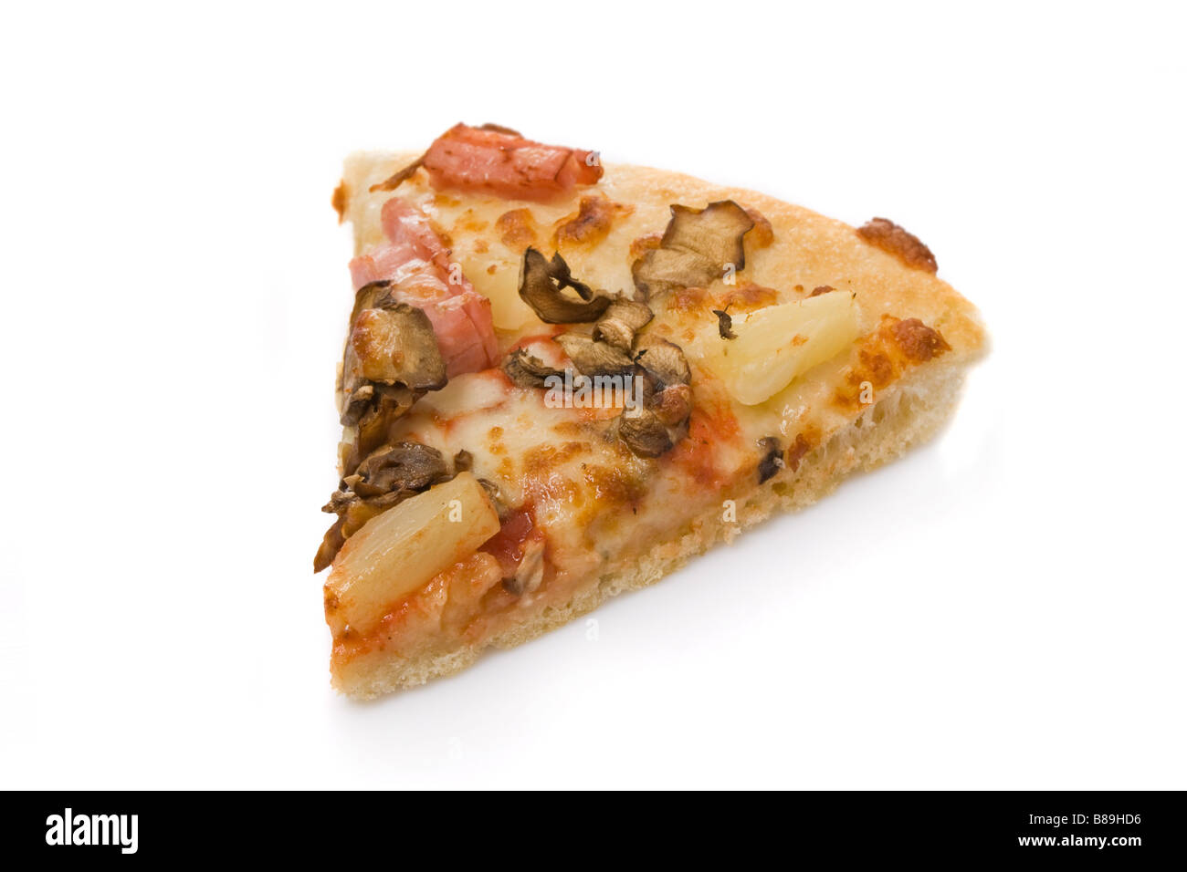 Stück Pizza mit Champignons, Schinken und Ananas, isoliert auf weiss Stockfoto