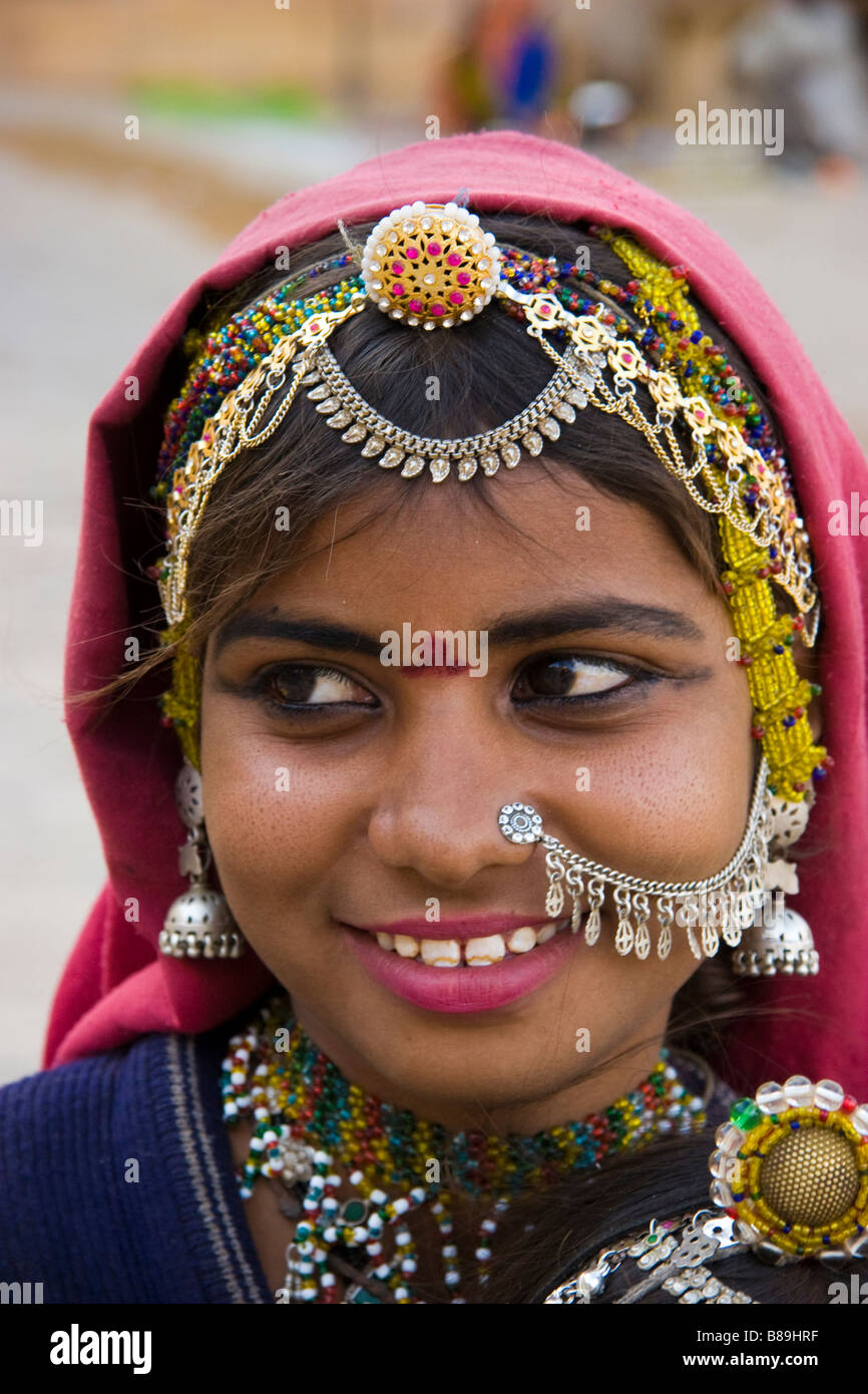 Indisches Mädchen trägt traditionelles Jaisalmer, Rajasthan Indien Stockfoto