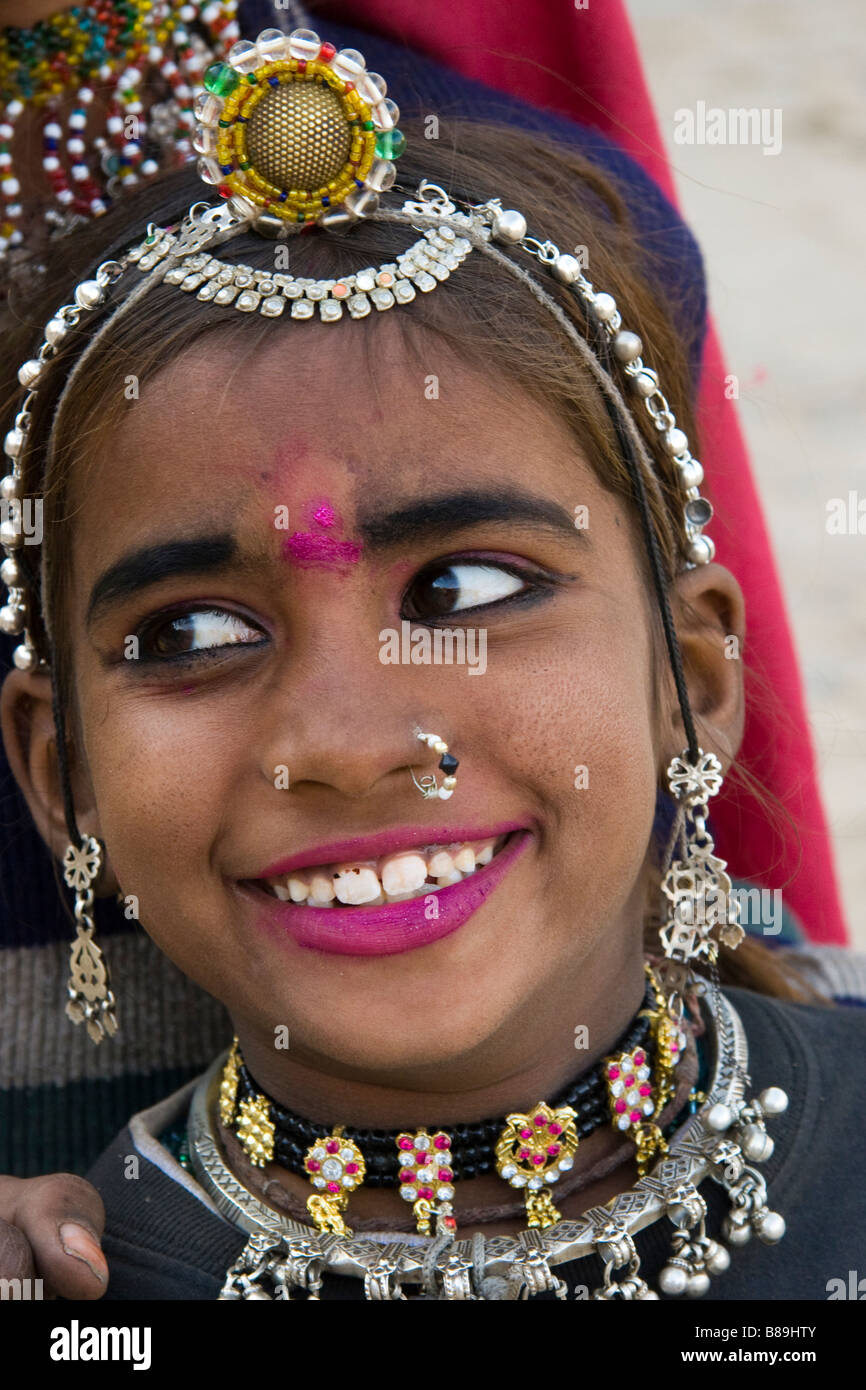Indisches Mädchen trägt traditionelles Jaisalmer, Rajasthan Indien Stockfoto