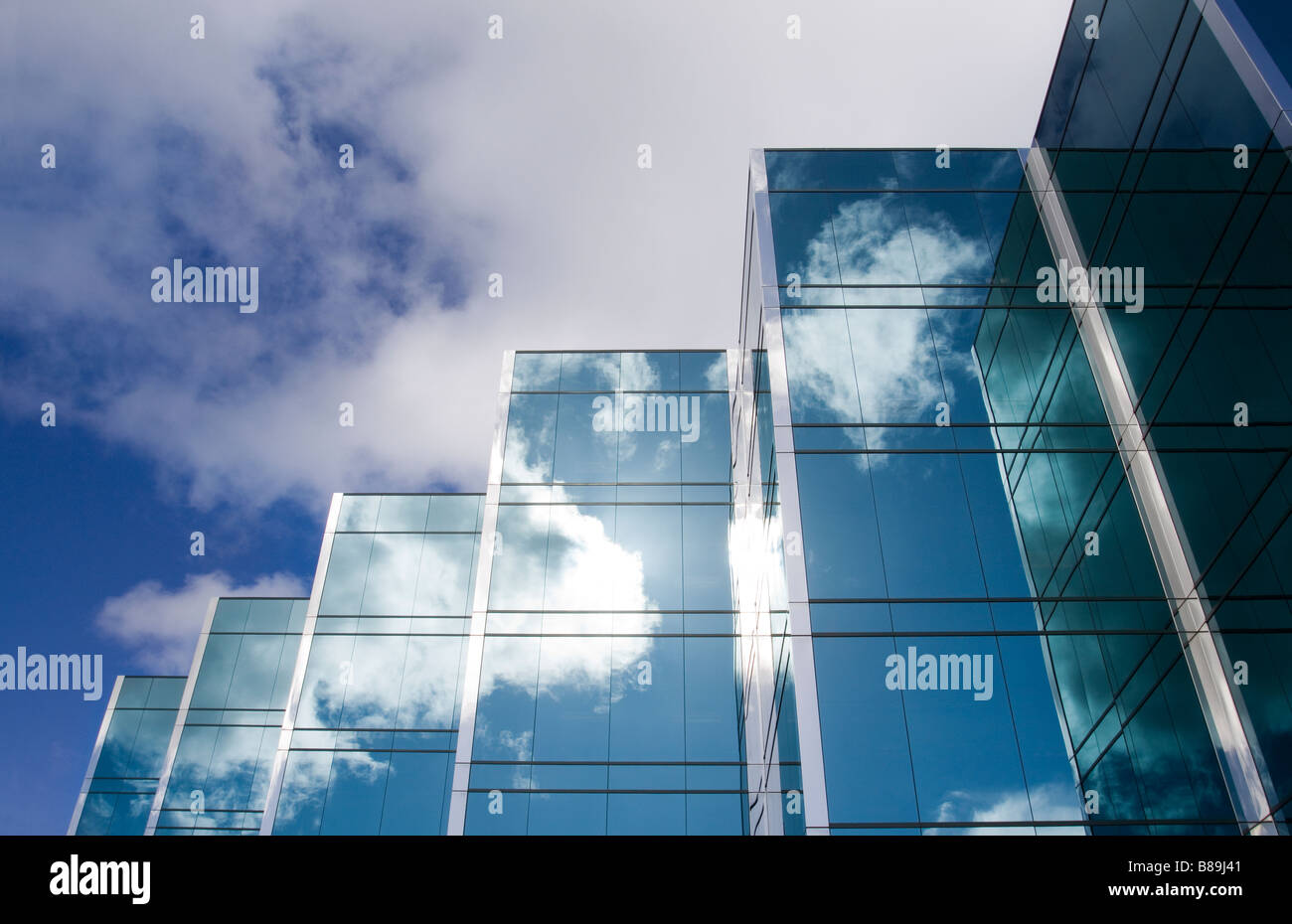 Fünf Türme eine elegante moderne Glas-Bürogebäudes mit Wolken und Himmel reflektiert auf der Oberfläche der Gebäude Stockfoto