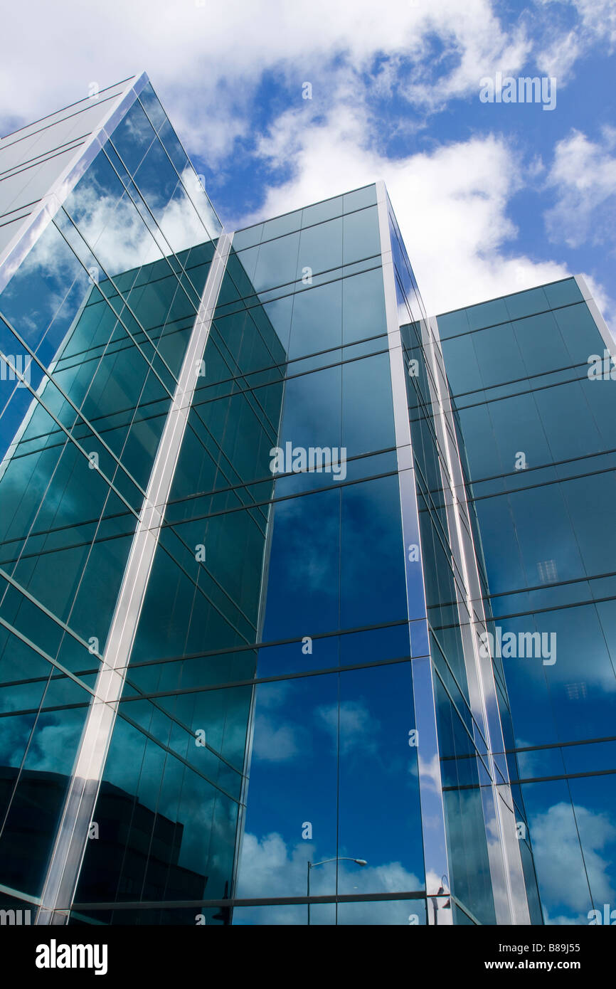 Drei Türme eine elegante moderne Glas-Bürogebäudes mit Wolken und Himmel reflektiert auf der Oberfläche der Gebäude Stockfoto