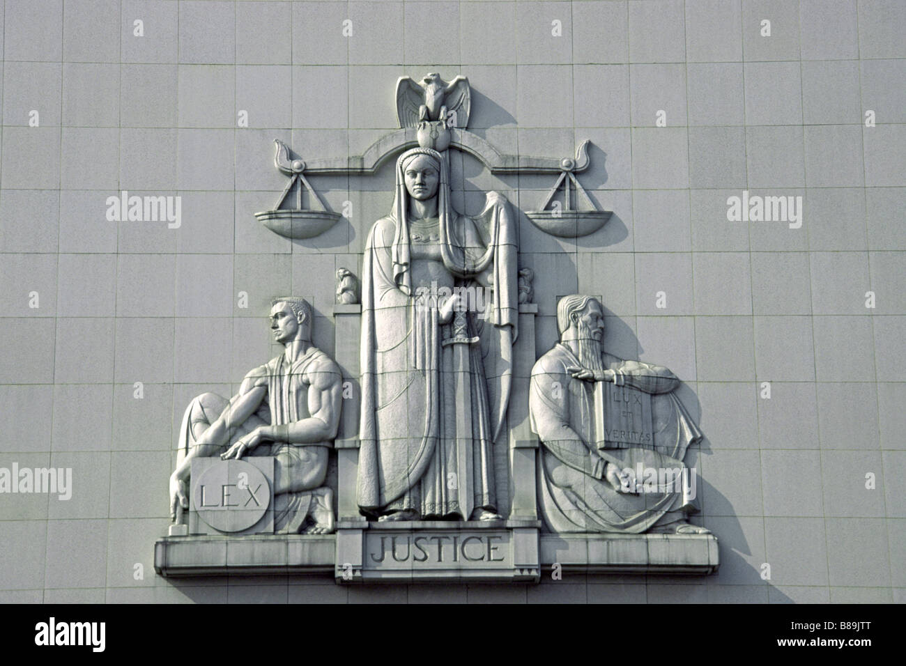 Justitia im Gerichtsgebäude Außenbereich, Los Angeles, Kalifornien Stockfoto