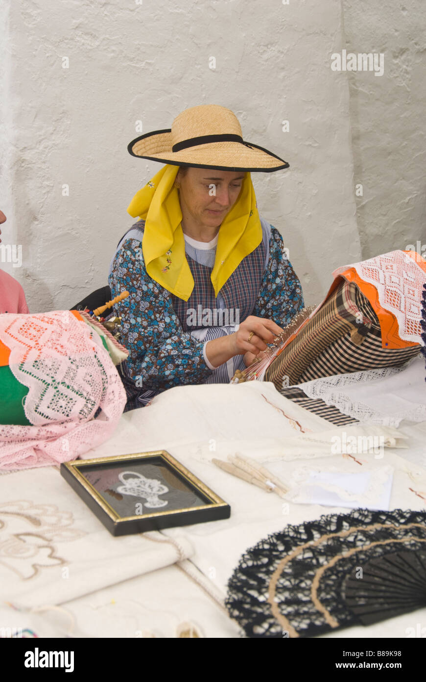 Handwerkerin in Tracht am traditionellen Handwerk Messe, Santa Eulalia, Ibiza, Spai Sticken Stockfoto