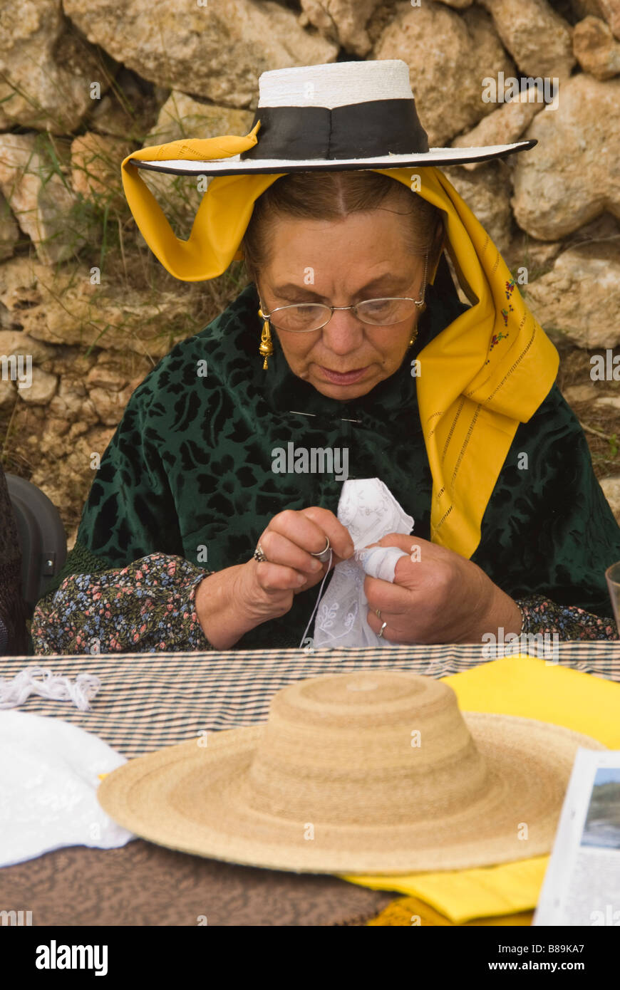 Handwerkerin im traditionellen Kostüm nähen im traditionellen Handwerk Messe, Santa Eulalia, Ibiza, Spanien Stockfoto