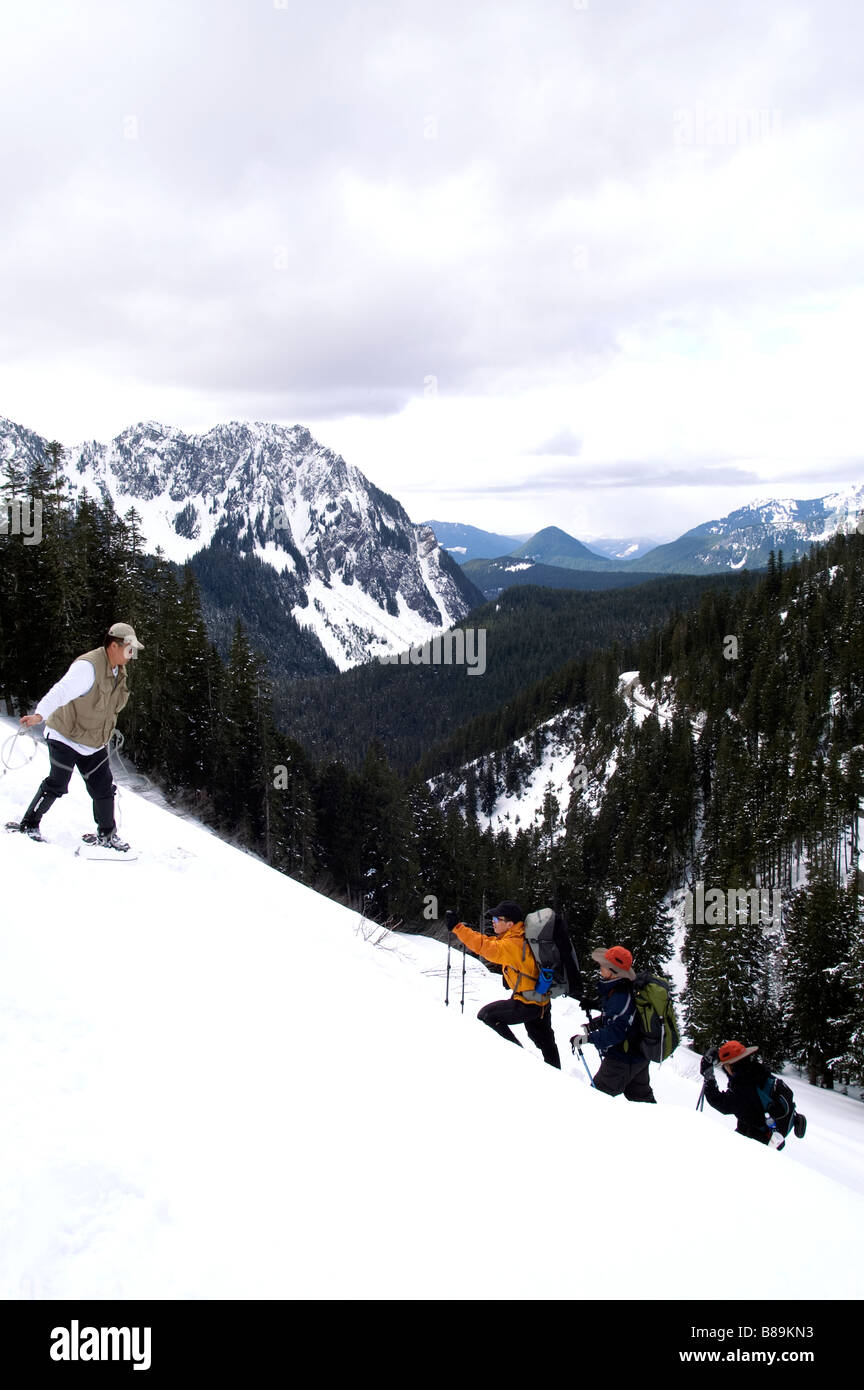 Ein Wanderer wirft ein Seil um einige Kletterer in Schwierigkeiten auf der Wanderung von Nerada fällt auf Spiegelung See in Mt Rainier, Tatoosh Range Stockfoto