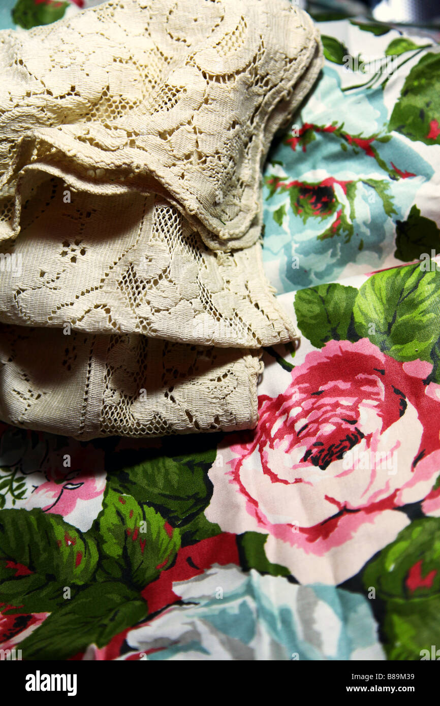 Antiker Spitze Vintage Kohl-Rose Stoff drapiert mit verschiedenen Schattierungen von getrocknet verblasste Rosen--ein Stilleben Porträt der Zeit. Stockfoto