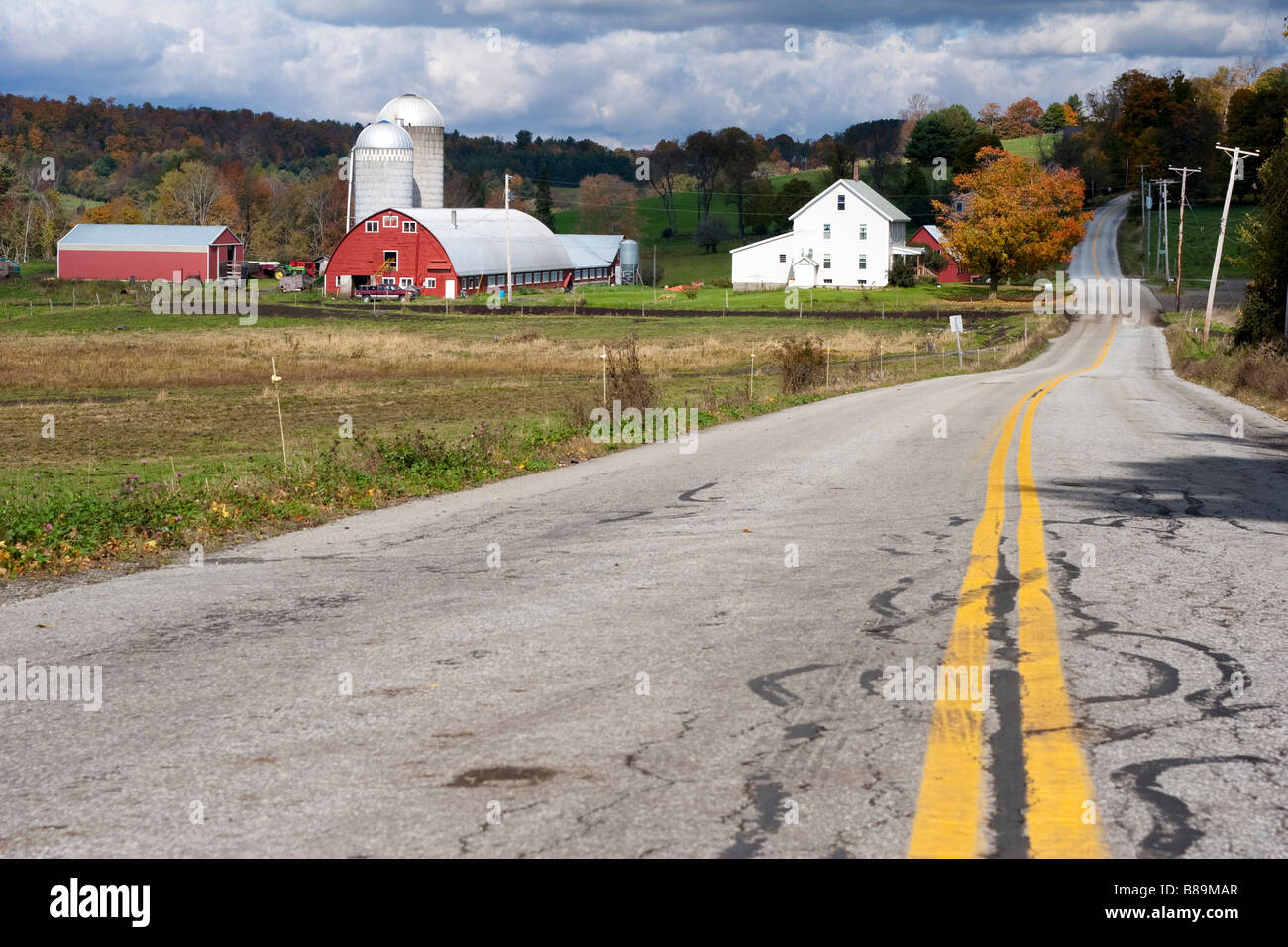 Eine Autobahn, die auf einem Bauernhof im ländlichen Vermont USA 9. Oktober 2008 Stockfoto