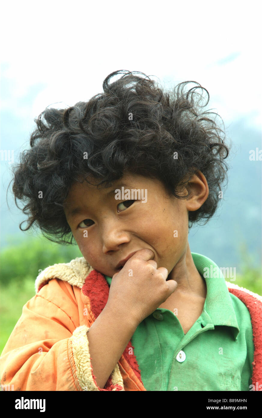 Ein schüchterner Junge der Tamang in Namkheli, einem kleinen Dorf in Jiri Bezirk, Nepal Stockfoto