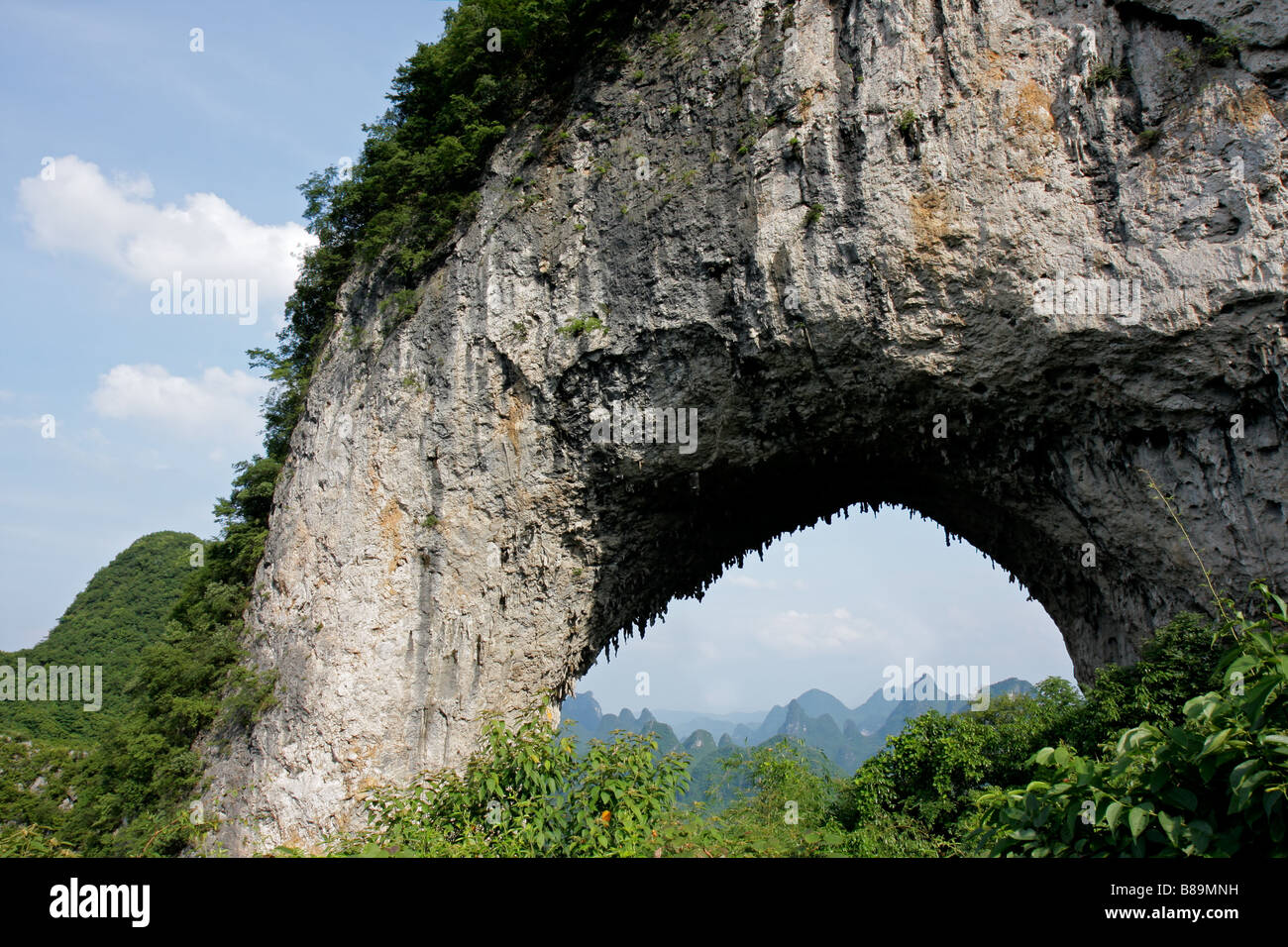 Berühmte Moon Hill Kalkstein Bogen in der Nähe von Yangshou, Region Guangxi, China Stockfoto