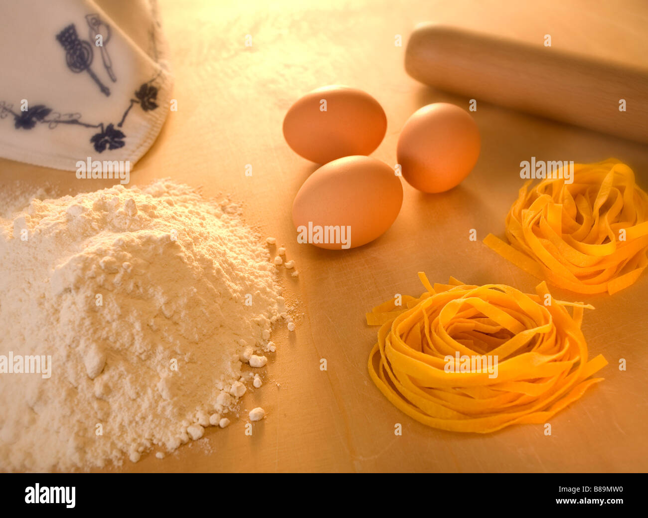 Pasta von Eiern und Mehl Stockfoto