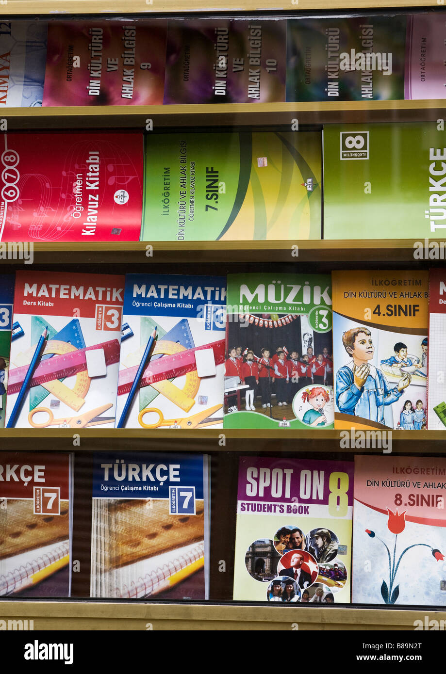 Schule Textbücher im Schaufenster Istanbul Türkei Stockfoto