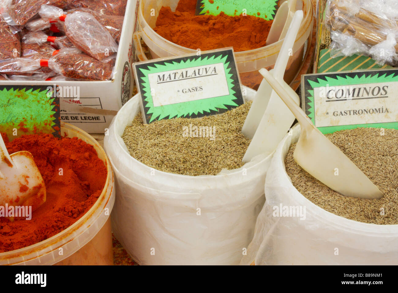 Gewürze für den Verkauf auf Marktstand in San Mateo auf den Kanarischen Inseln Stockfoto
